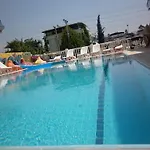 Oezguer Hotel מלון *