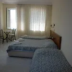 Oezguer Hotel פאטהיה