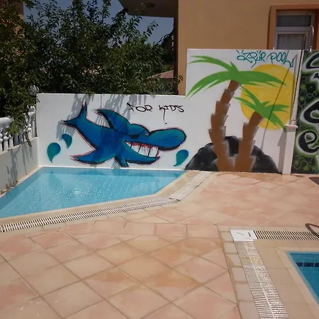 Oezguer Hotel מלון *
