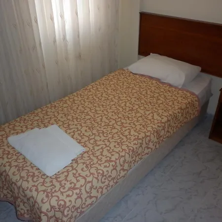 Oezguer Hotel מלון *