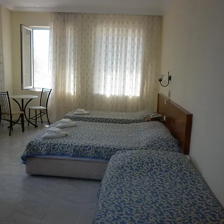 Oezguer Hotel פאטהיה
